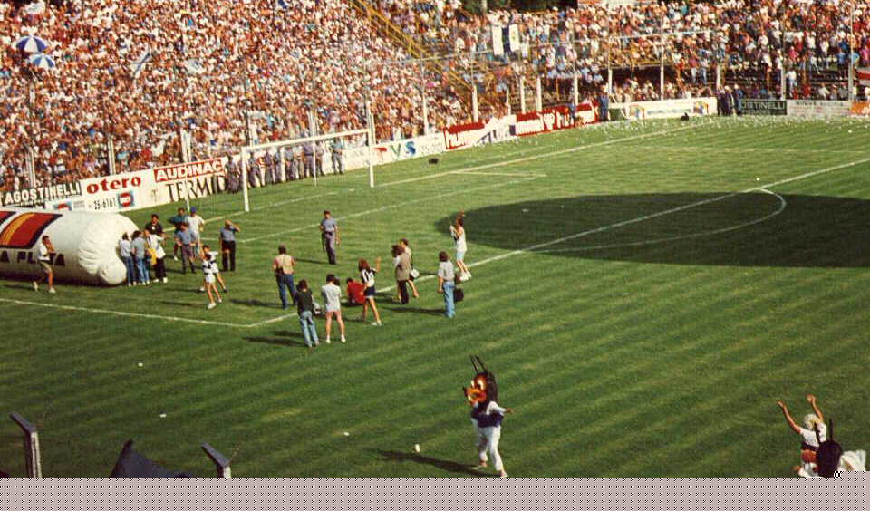 estadio: campo de juego a punto de receibir al primer equipo