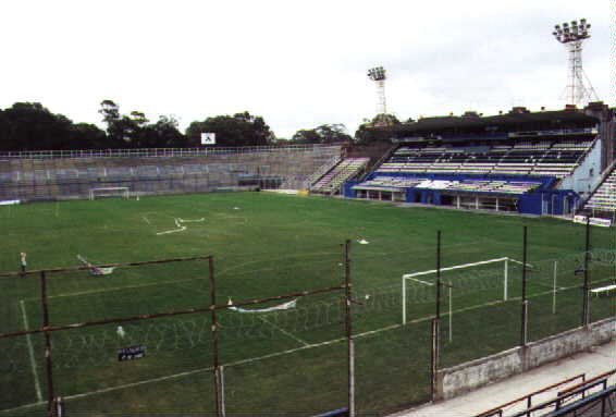 estadio: platea techada y campo de juego