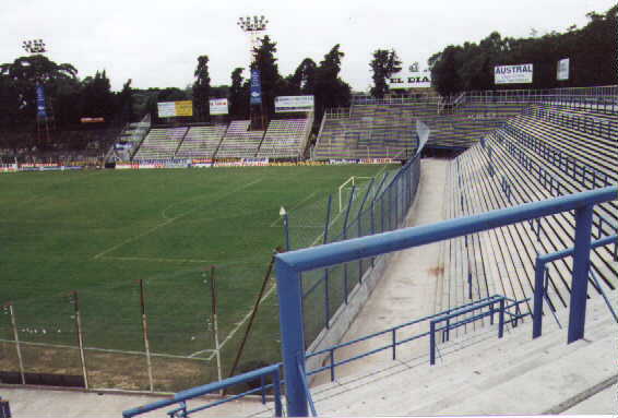 estadio: tribuna de cemento y plateas visitantes