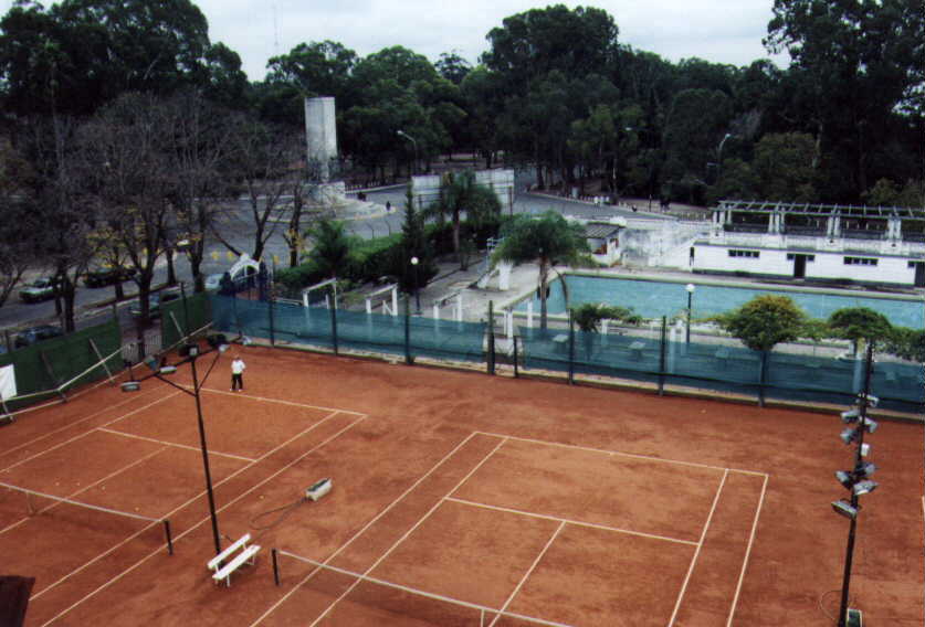 estadio: vista parcial de las canchas de tenis y piscinas