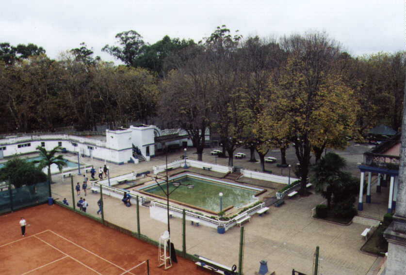 estadio: vista parcial de las canchas de tenis y piscinas
